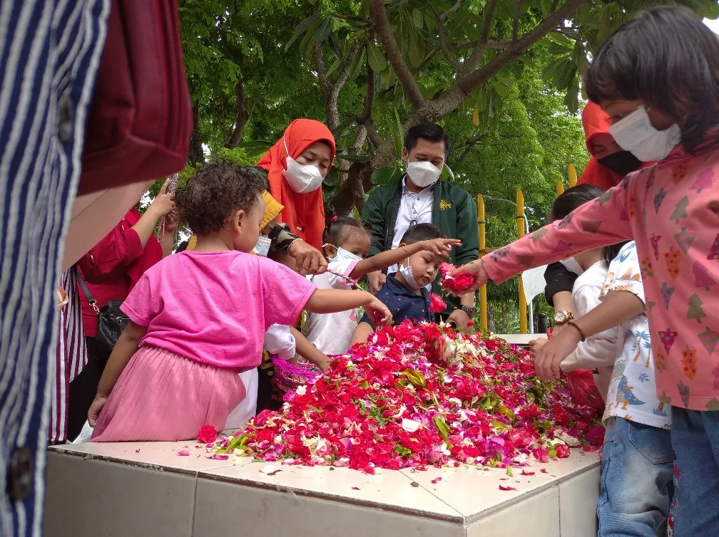 10 November, Sekretaris Fraksi PDIP Tabur Bunga di Makam Bung Tomo