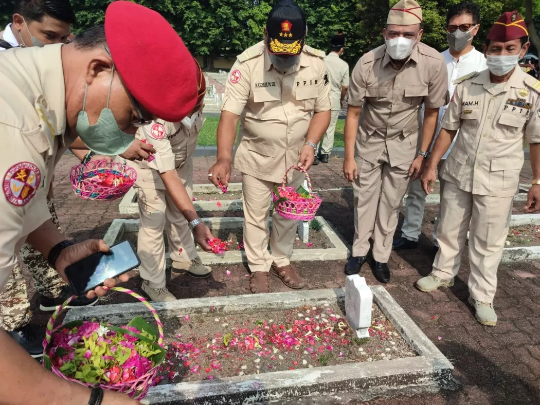 DPR RI Rahmat Muhajirin Ziarah ke Makam Pahlawan Sidoarjo