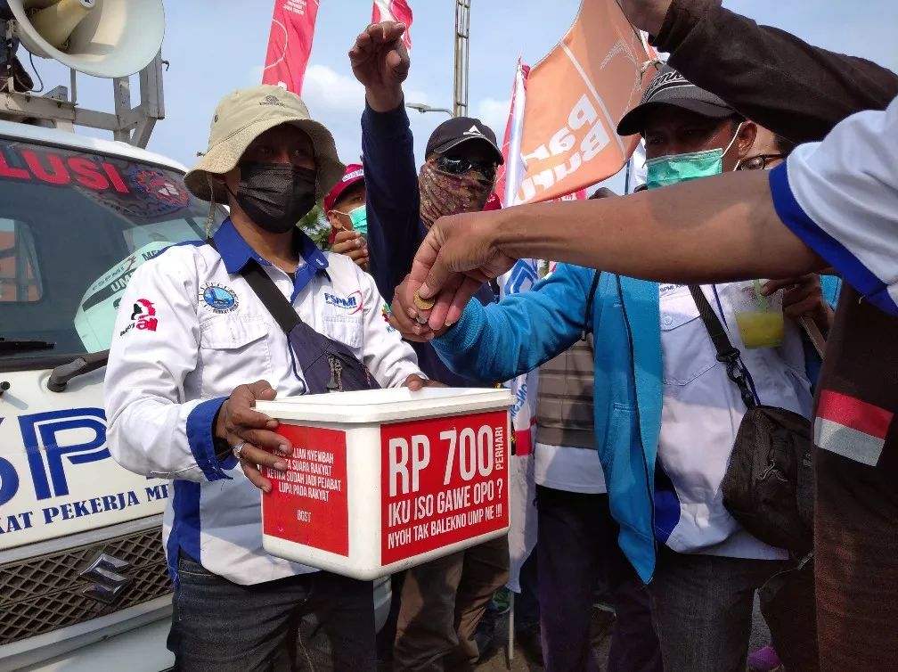 Demo di Grahadi, Buruh Sumbangkan Gaji Rp 700 pada Pemprov Jatim