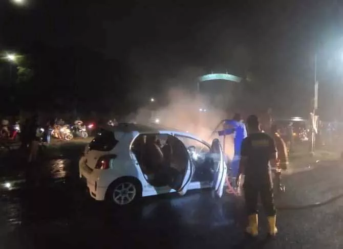 Karena Arus Pendek, Satu Unit Yaris di Pati Hangus Terbakar
