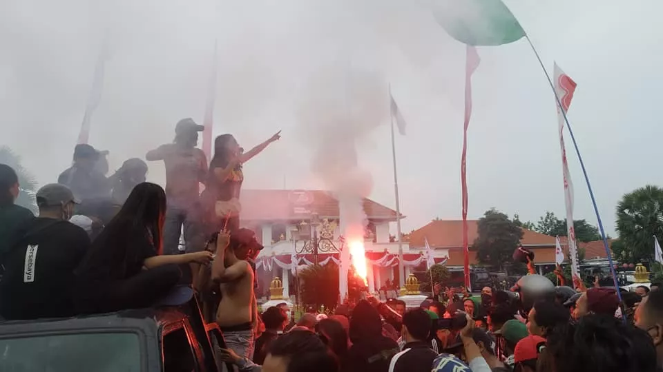 Fakta Karena Demo Bonek, Acara Gubernur di Grand City Jadi Molor