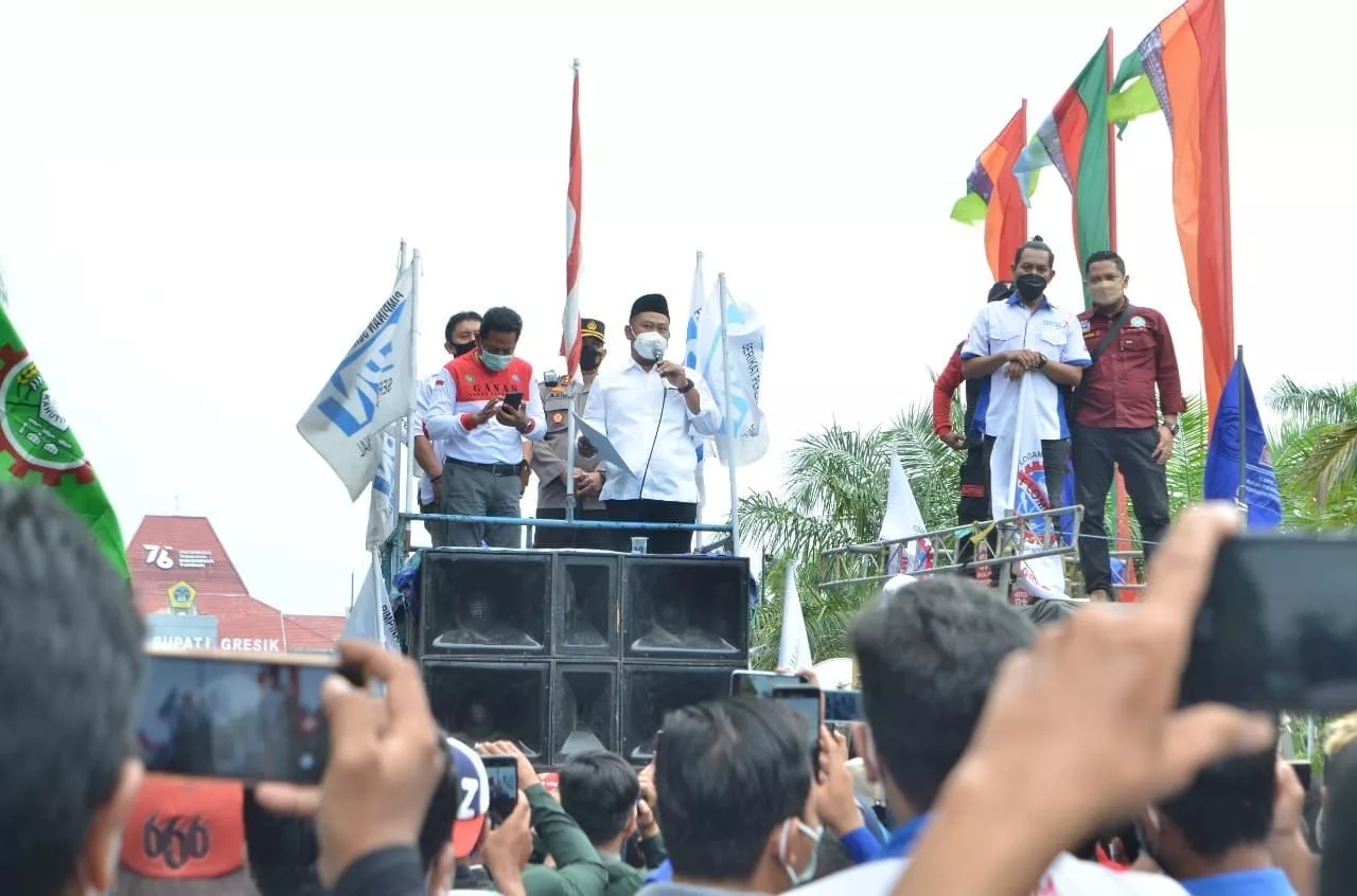 Gus Yani Temui Massa Aksi di Depan Kantor Bupati Gresik