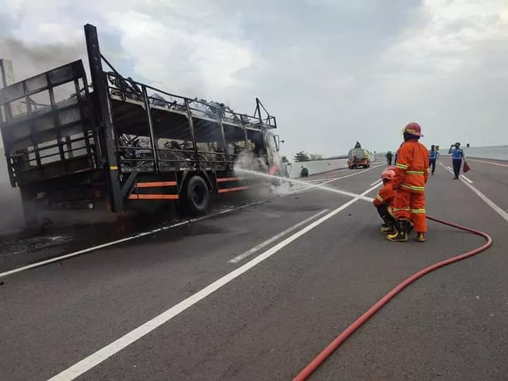 Truk Bermuatan Motor di KM 669.400 Tol Nganjuk Terbakar