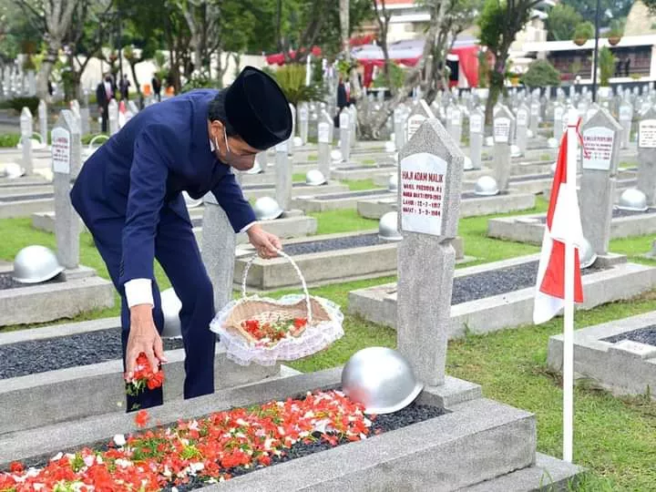 Jokowi Pimpin Upacara Ziarah Nasional Hari Pahlawan 2021