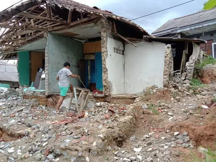 Fenomena Pergerakan Tanah di Bogor Membuat Sejumlah Rumah Rusak
