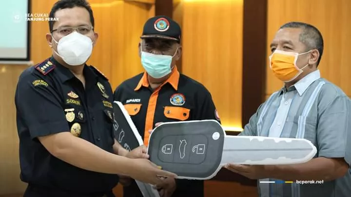 Bea Cukai Tanjung Perak Hibahkan 3 Mobil Pemadam Kebakaran 