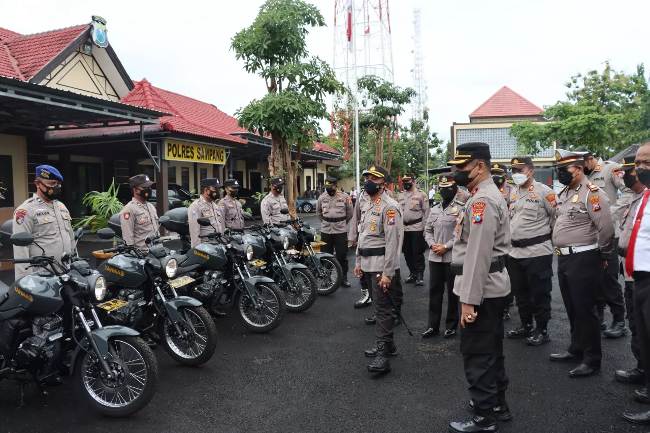 Demi Pelayanan Prima Kapolres Sampang Serahkan 10 Unit Ranmor Dinas