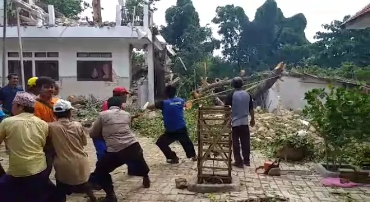 TNI-Polri dan Pemkab Bersihkan Pohon Tumbang di Ponpes Nurul Alam Camplong Sampang