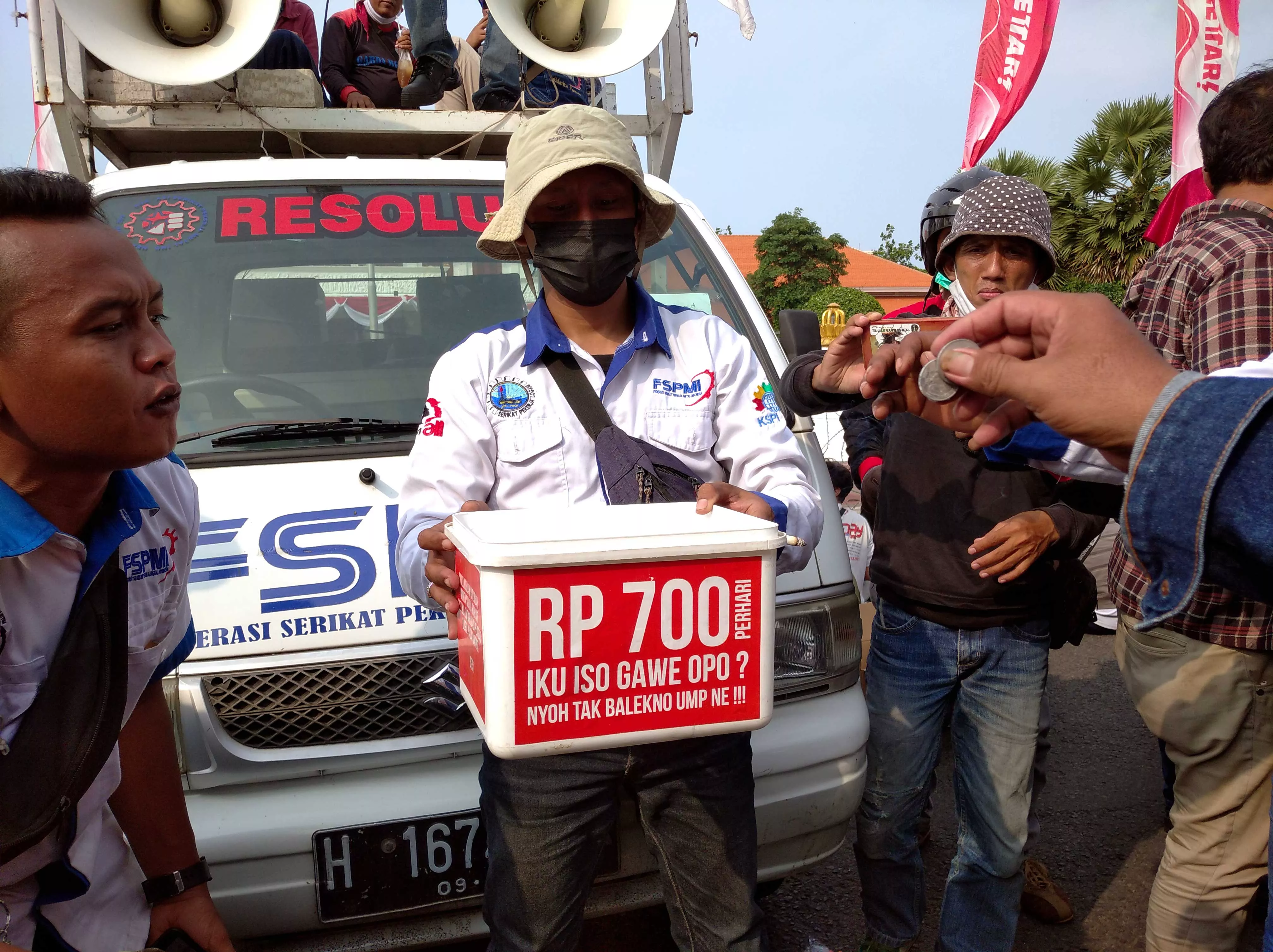 Foto Aksi Aksi Demo Buruh Sumbangkan Gaji ke Pemprov Jatim