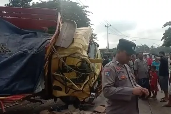 Video Kecelakaan, 8 Truk di Jalur Pantura Batang