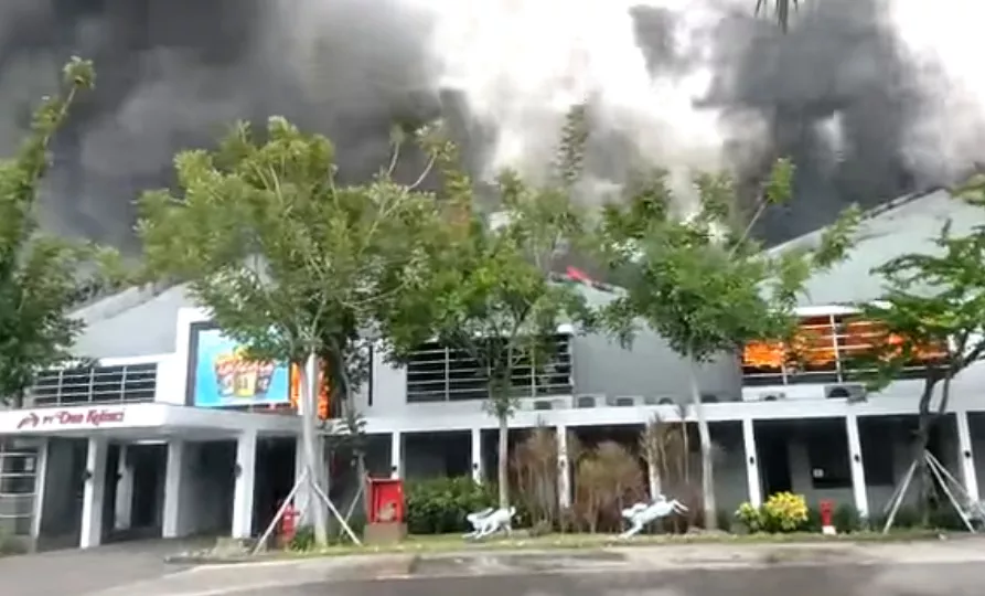  Pabrik Kacang Dua Kelinci di Kudus Terbakar, Asap Membumbung dari Sisi Selatan