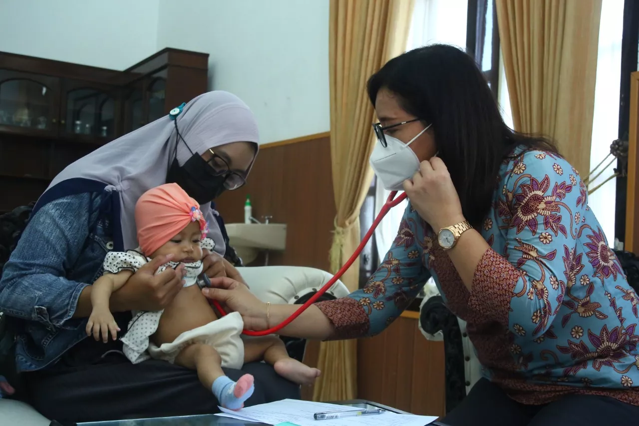 Tim Dokter Unair Screening Ratusan Anak Penderita PJB di Lumajang