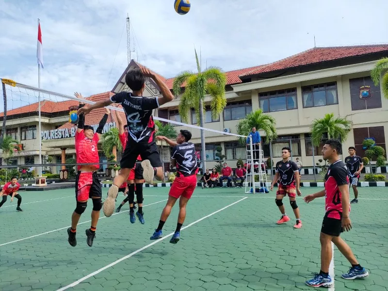 Tanding Putra Karangasem Bali dan Putra Banyuwangi di Lapangan Volly Polres Banyuwangi