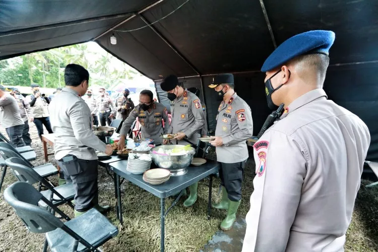 Kabaharkam Polri Cek Dapur Umum dan Posko Pengungsian