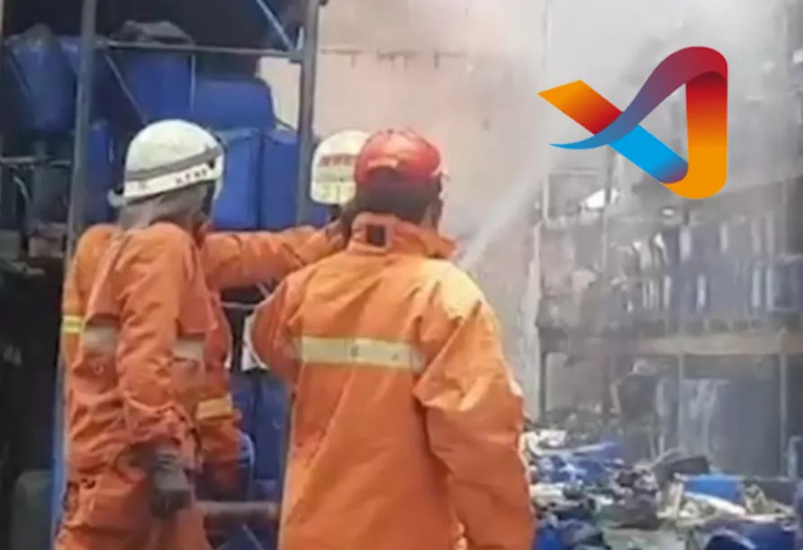 Petugas Damkar Kena Reaksi Kimia Saat Padamkan Api di Gudang 88 Kalideres