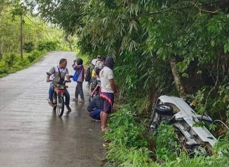 Pickup Bermuatan Telur Nyungsep di Sisi Jalan Tanjakan Siaul Tanjunganom