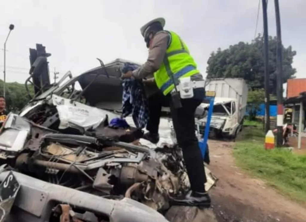 Sundul Belakang, Truck Derek dan Truck Gandeng di Balongbendo, Sidoarjo