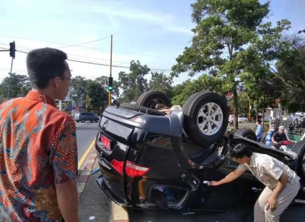 Sekda Lampung Timur Adu Banteng di Jalanan, Mobilnya Nyungsep