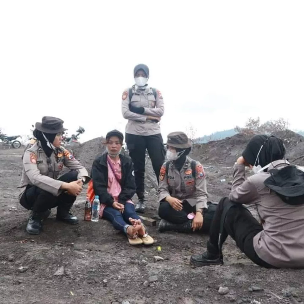 Ngatmini Berjuang Cari Keluarganya yang Jadi Korban Erupsi Semeru