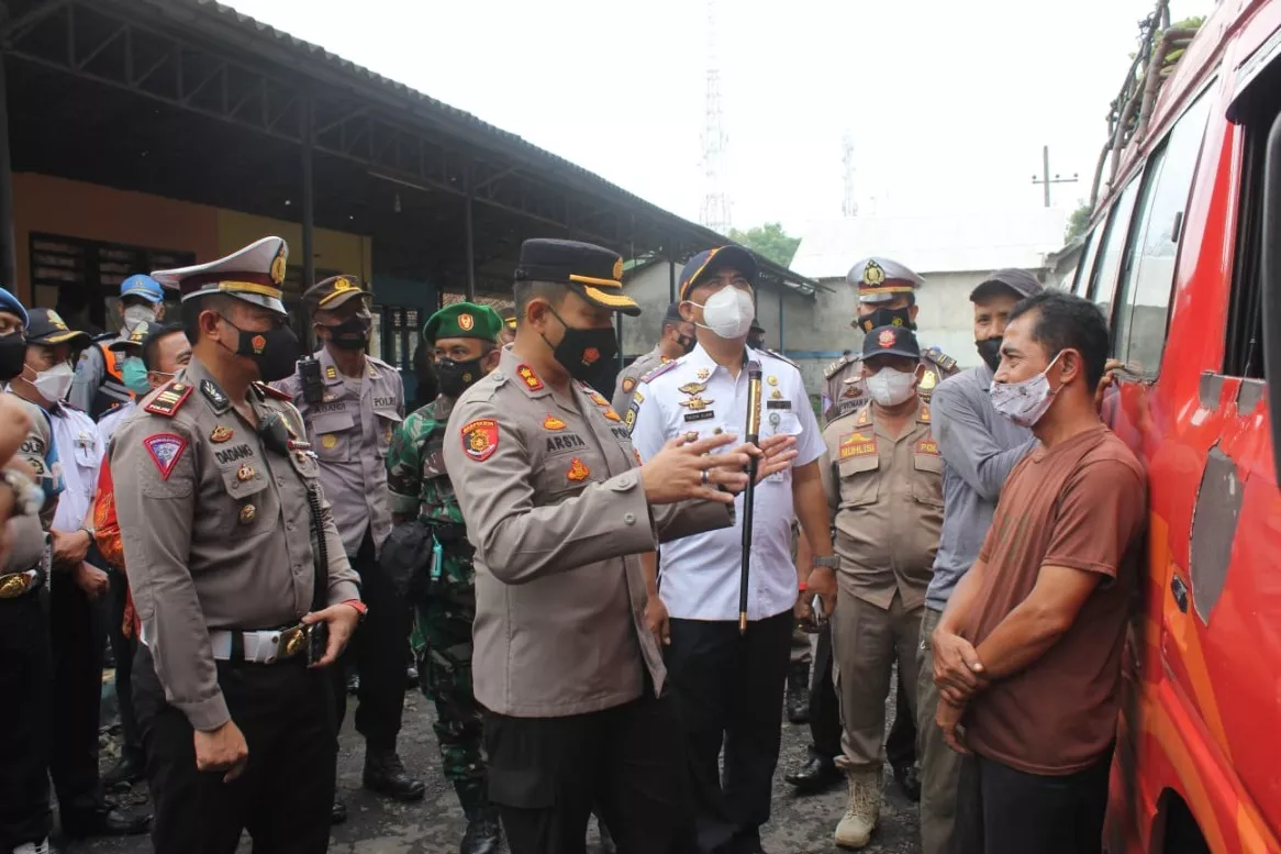 Jelang Nataru Kapolres Probolinggo Tertibkan Terminal Jorongan dan dan Stasiun Leces
