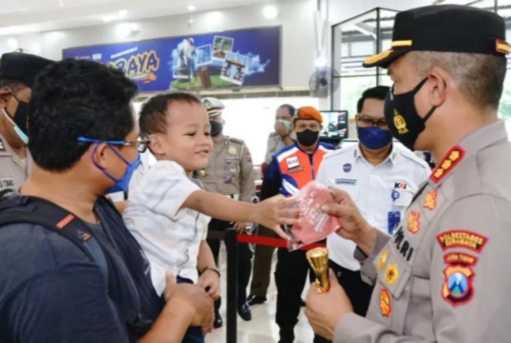 Jelang Nataru Kapolrestabes Surabaya Cek Gereja dan Stasiun Kereta