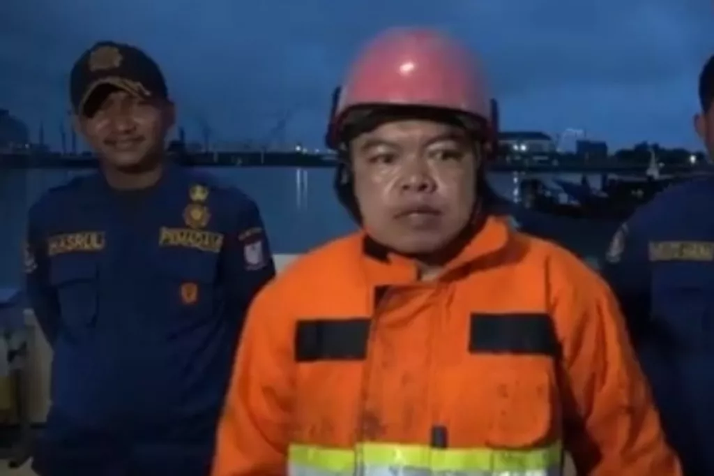 Kapal Wisata Banawa 28 Terbakar di Pantai Losari Makasar