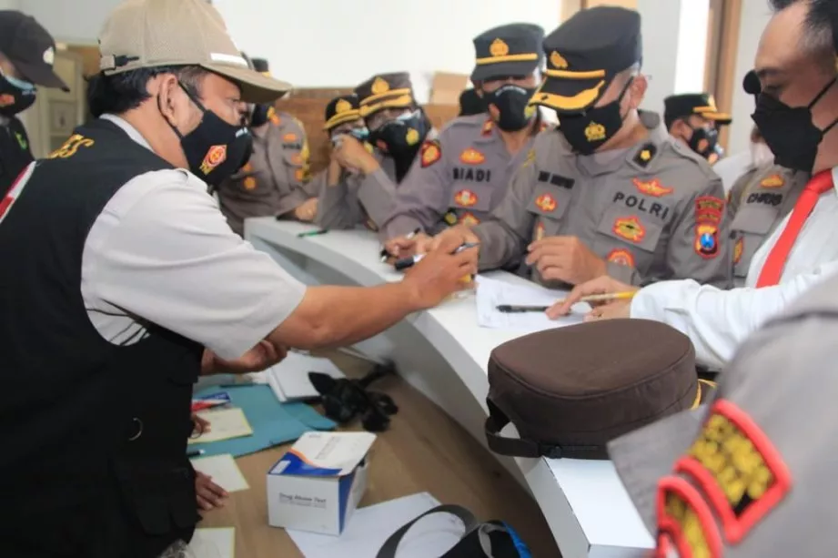 Pastikan No Narkoba, Kapolrestabes Surabaya Tes Urine Jajaran PJU