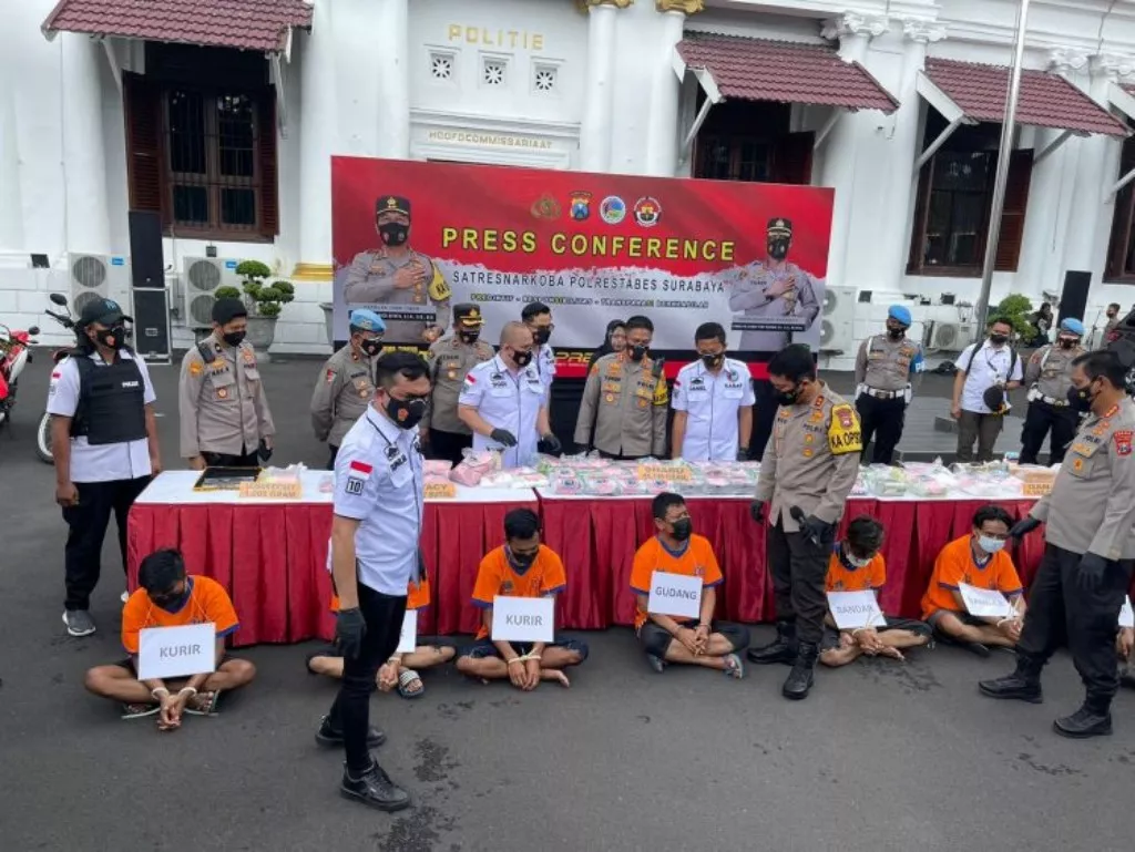 Polda Jatim Bekuk 8 Tersangka dan Barang Bukti 44,7 kilogram Sabu