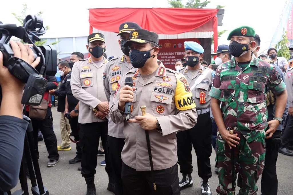Pastikan Nataru Aman Polri Lakukan Asistensi di Pos Gate Toll Brebes