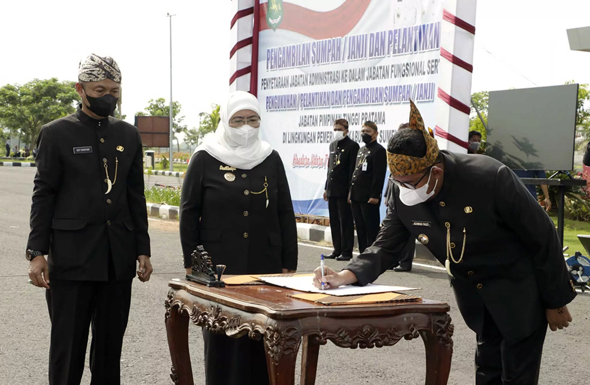 Filosofi Pesawat, Bupati Fauzi Lantik Pejabat Eselon II di Bandara Trunojoyo