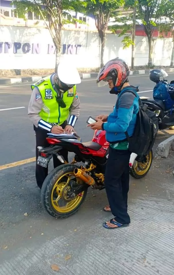 Pakai Knalpot Blong, Belasan Motor di Gresik Kena Tilang Polisi