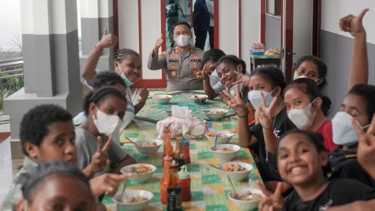 Kapolres Probolinggo Makan Bareng Pelajar Asal Papua