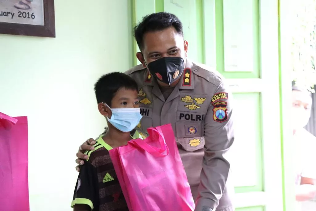 Berikan Edukasi dan Vaksinasi, Kapolres Blitar Temui Anak Jalanan
