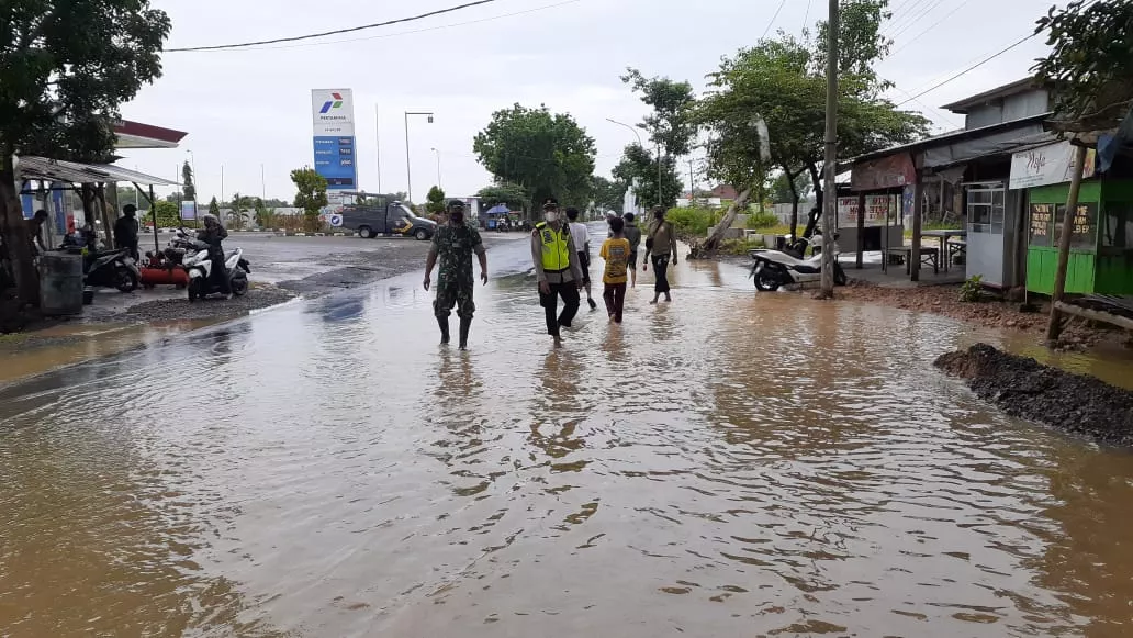 Kapolsek Jrengek Basah-basahan Atur Lalu lintas 
