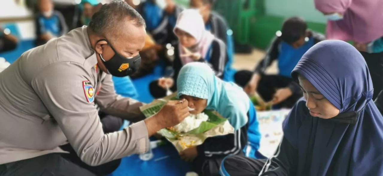 Hari Disabilitas Internasional, Polres Sampang Makan Bareng Siswa SLBN 