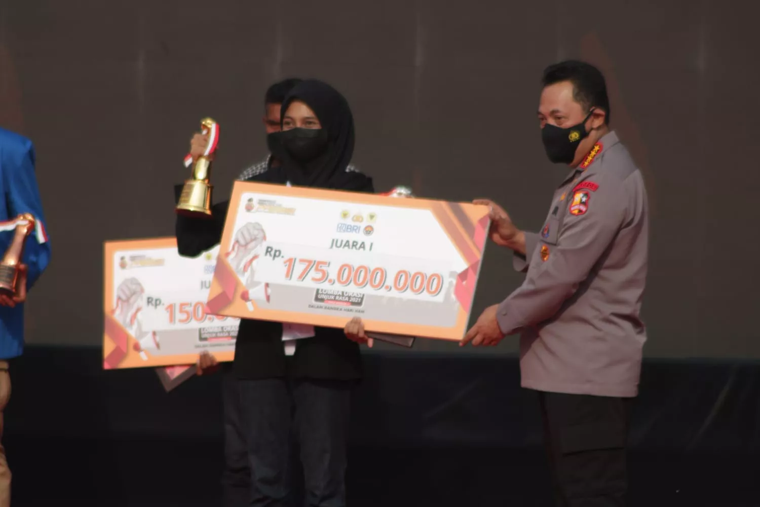 Juara 1 Lomba Orasi Disabet Tim dari Unesa