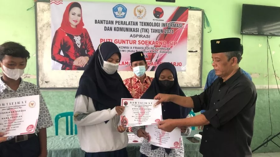 Puti Soekarno Loloskan Bantuan Peralatan TIK SMP Al Islam Taman