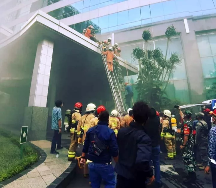 Gedung Cyber 1 di Jakarta Selatan Terbakar, 22 Damkar DKI Dikerahkan