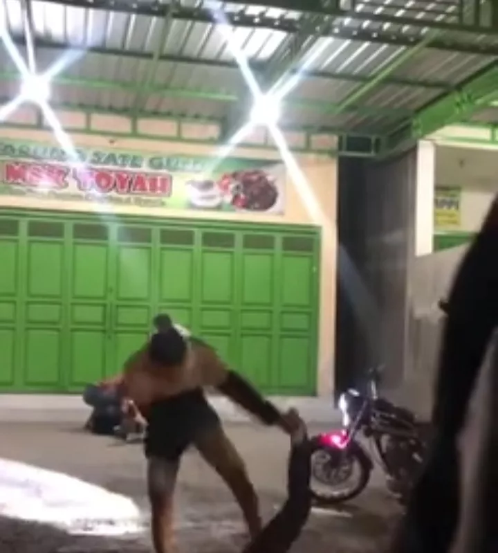 Terjadi Pengeroyokan di Depan Warung Sate Wak Toyah Tarik Sidoarjo 