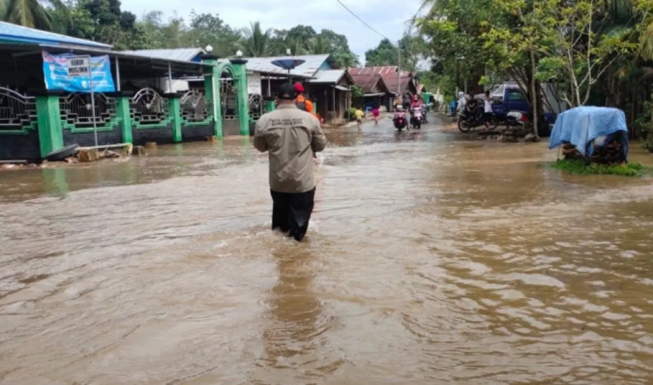 Anak Sungai Desa Kaladan Kalsel Meluap, Air Rendam 1 Unit Sekolah