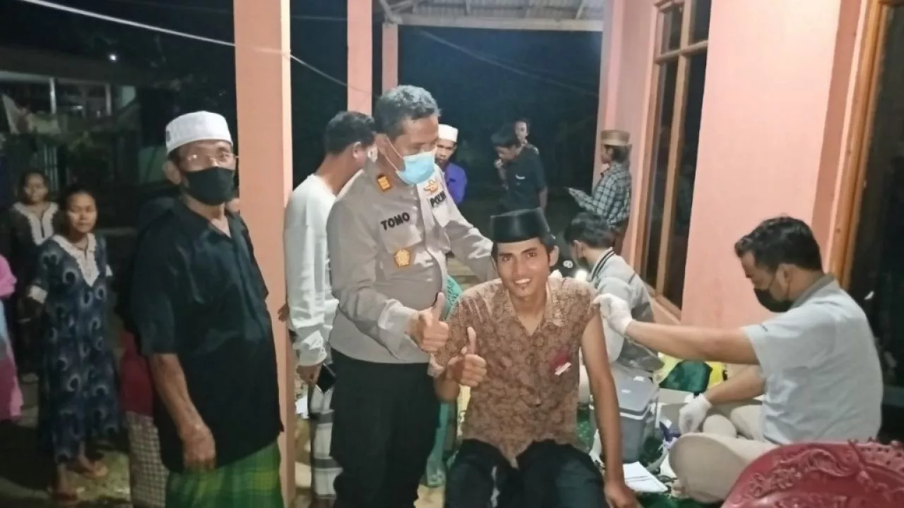 Tak Bisa Siang Malampun Jadi, Polsek Sampang Kejar Target 70 % Vaksinasi