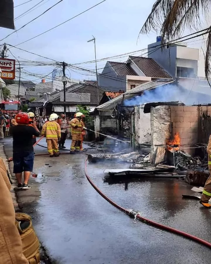 Tambal Ban di Jakarta Selatan Terbakar, 12 Damkar Dikerahkan