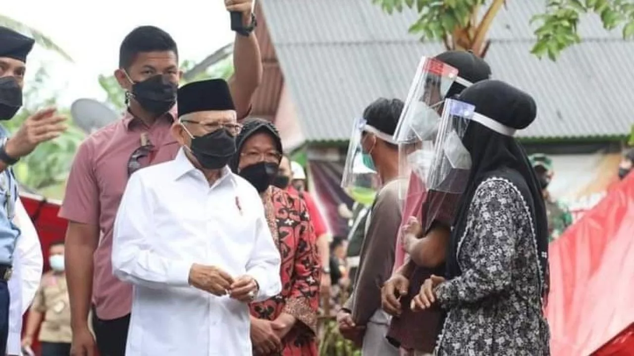 Kunjungi Korban Banjir Pandeglang, Wapres Minta Relokasi