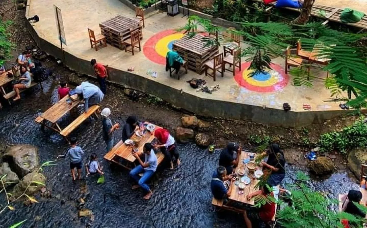Pengen Menikmati Makanan di Tengah Aliran Sungai? Ayo Pergi ke Magelang