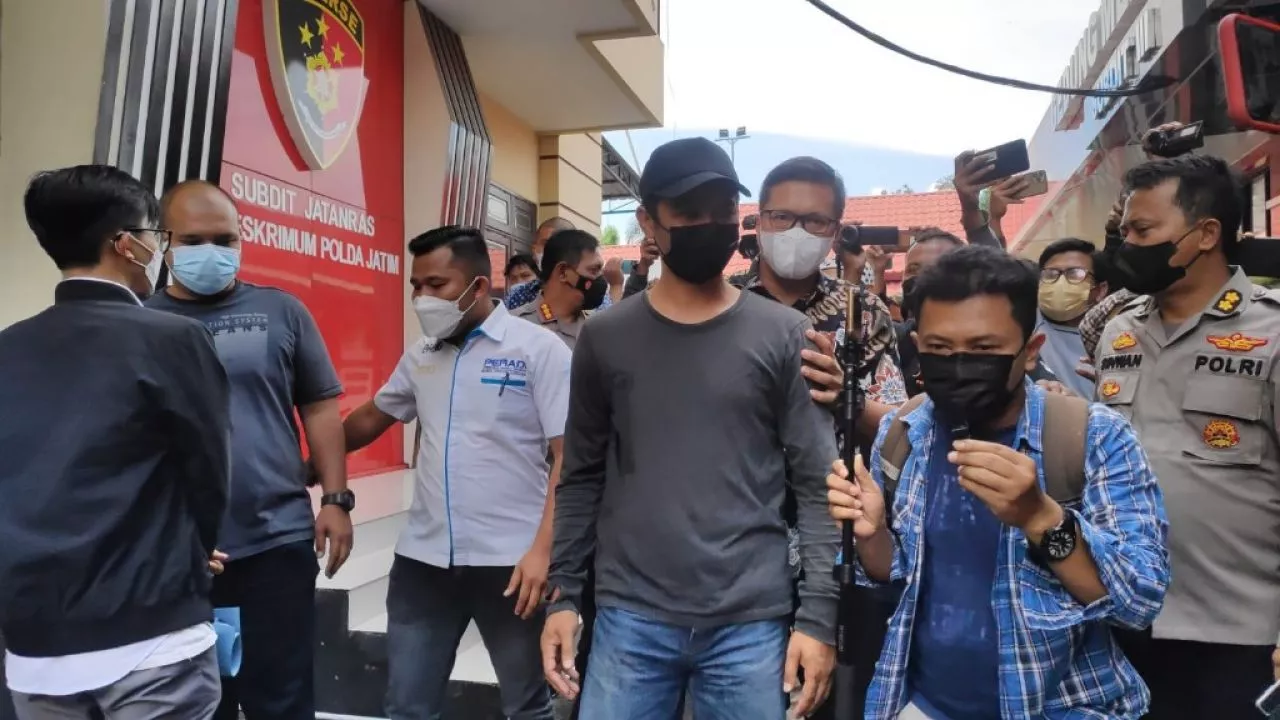 Polda Jatim Amankan Pelaku Penendang Sajen