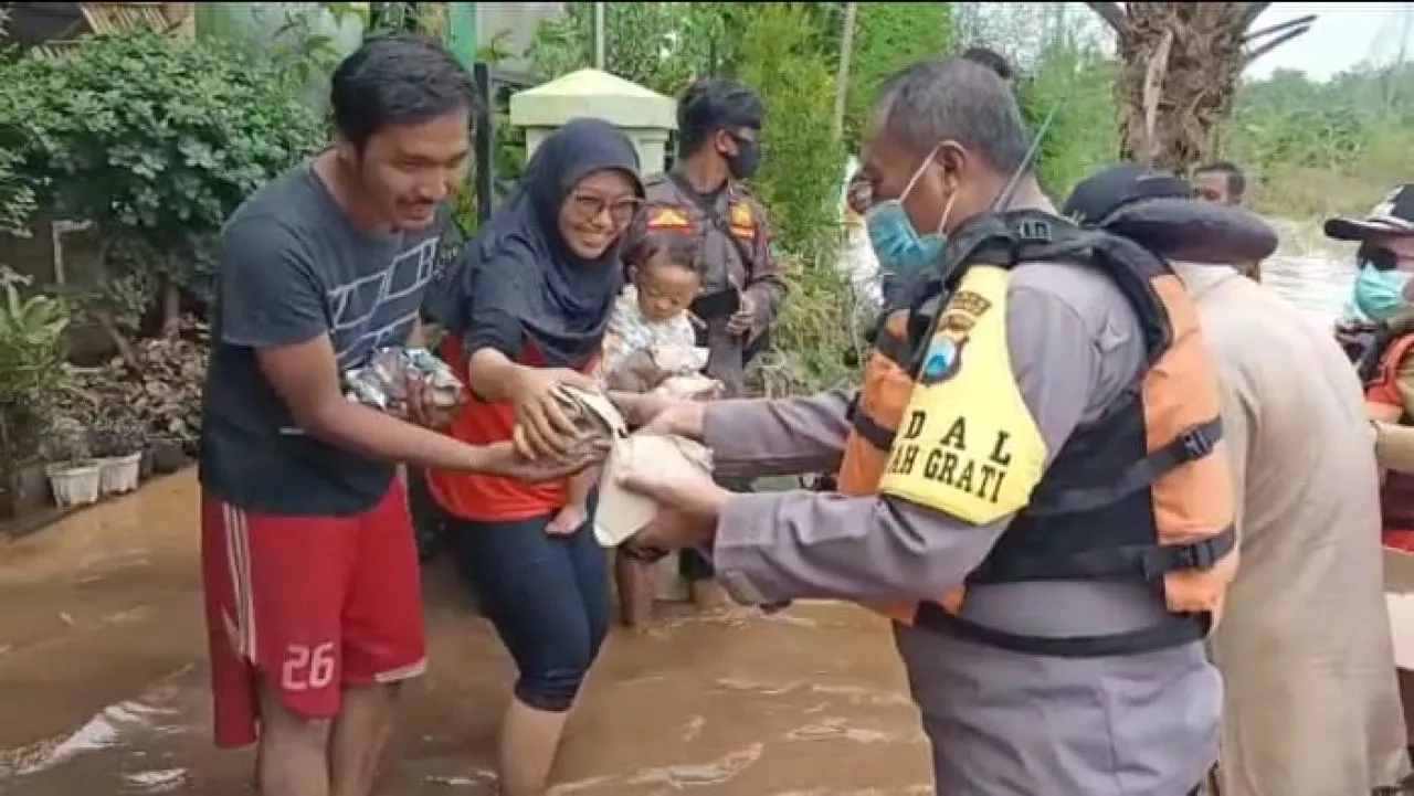 Polres Pasuruan Kota dan Instansi Terkait Bantu Warga Terdampak Banjir