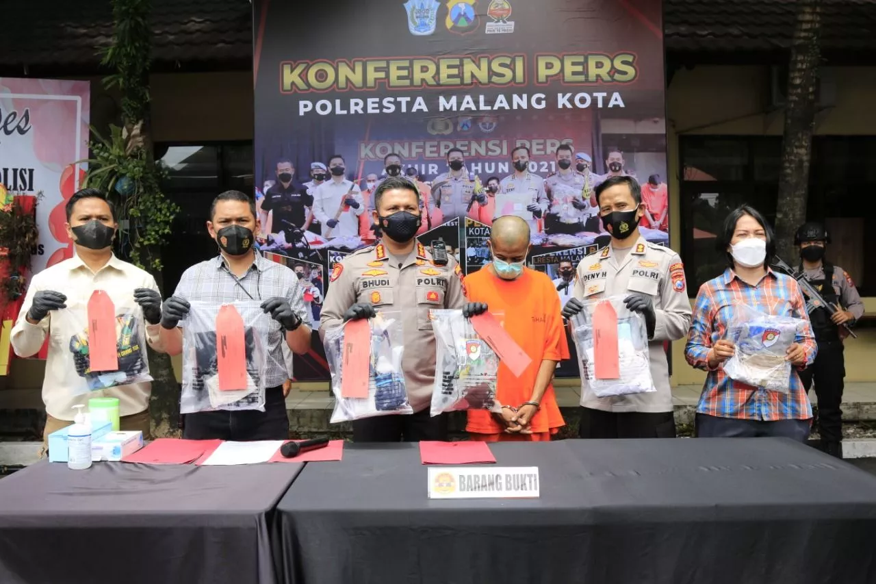 Konferensi Pers pelaku pencabulan oleh guru Tari. 