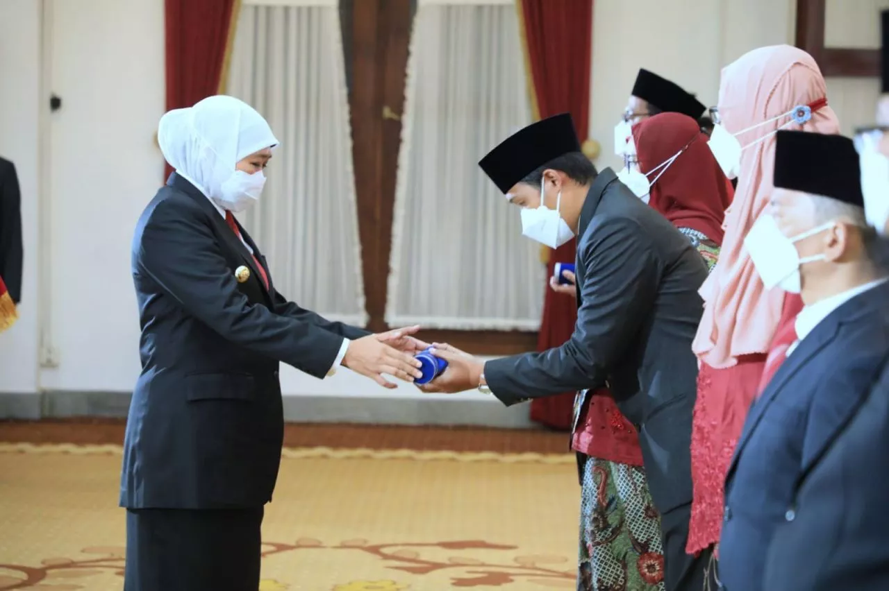 Usai Dilantik, Khofifah Minta Komisioner KPID Serius Perangi Berita Palsu