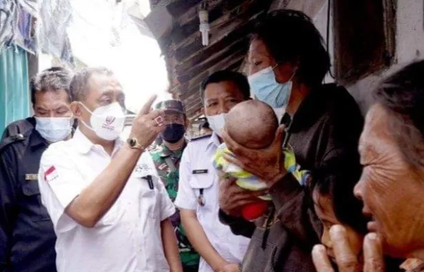 Kunjungi Warga Penghuni Rumah Tak Layak Huni, Armuji Ajak Pindah ke Rusun