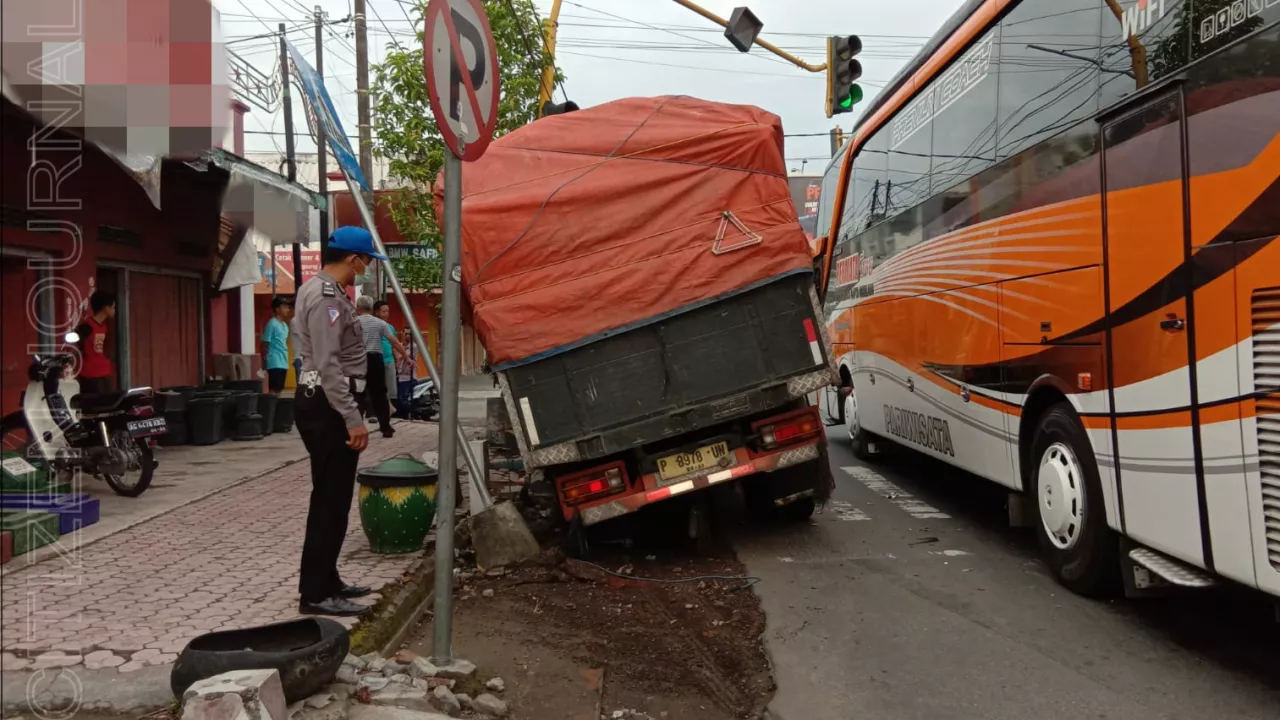 Karena Sopir Mengantuk, Truk di Blitar Serukuk Avanza
